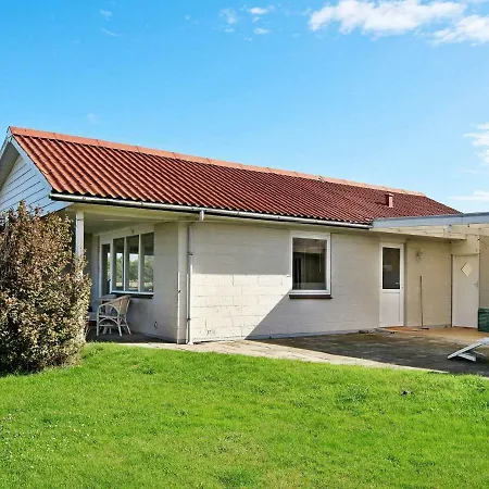 Hébergement de vacances Three-bedroom Holiday In 3